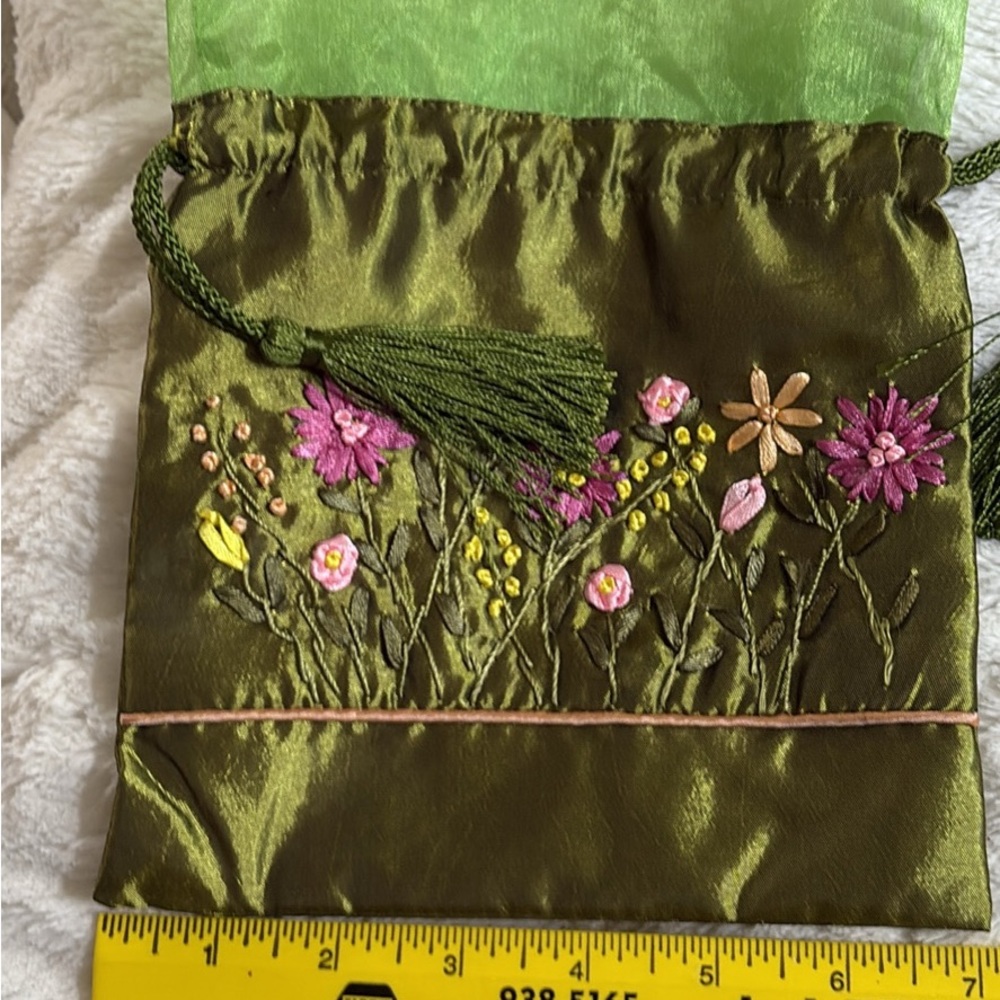 Embroidered Green Drawstring Floral Pouch - Picture 4 of 4